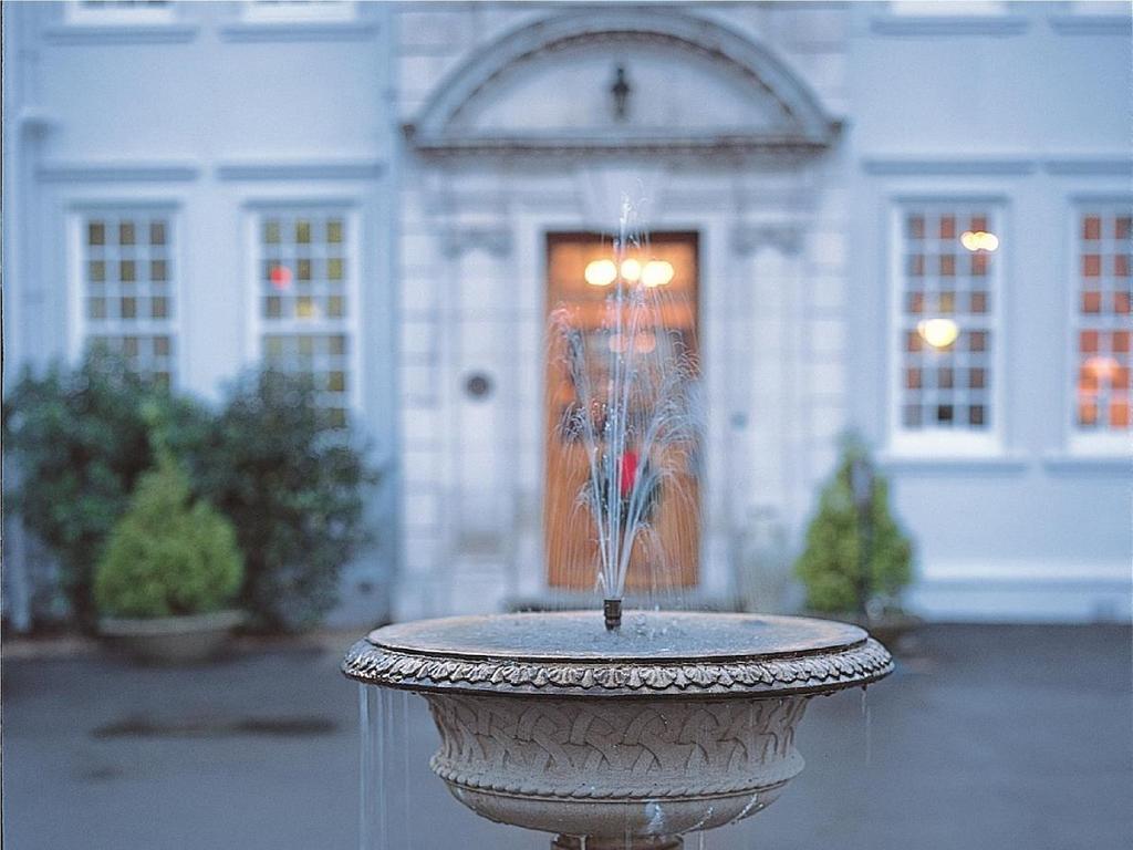 Gorse Hill Hotel Woking Esterno foto