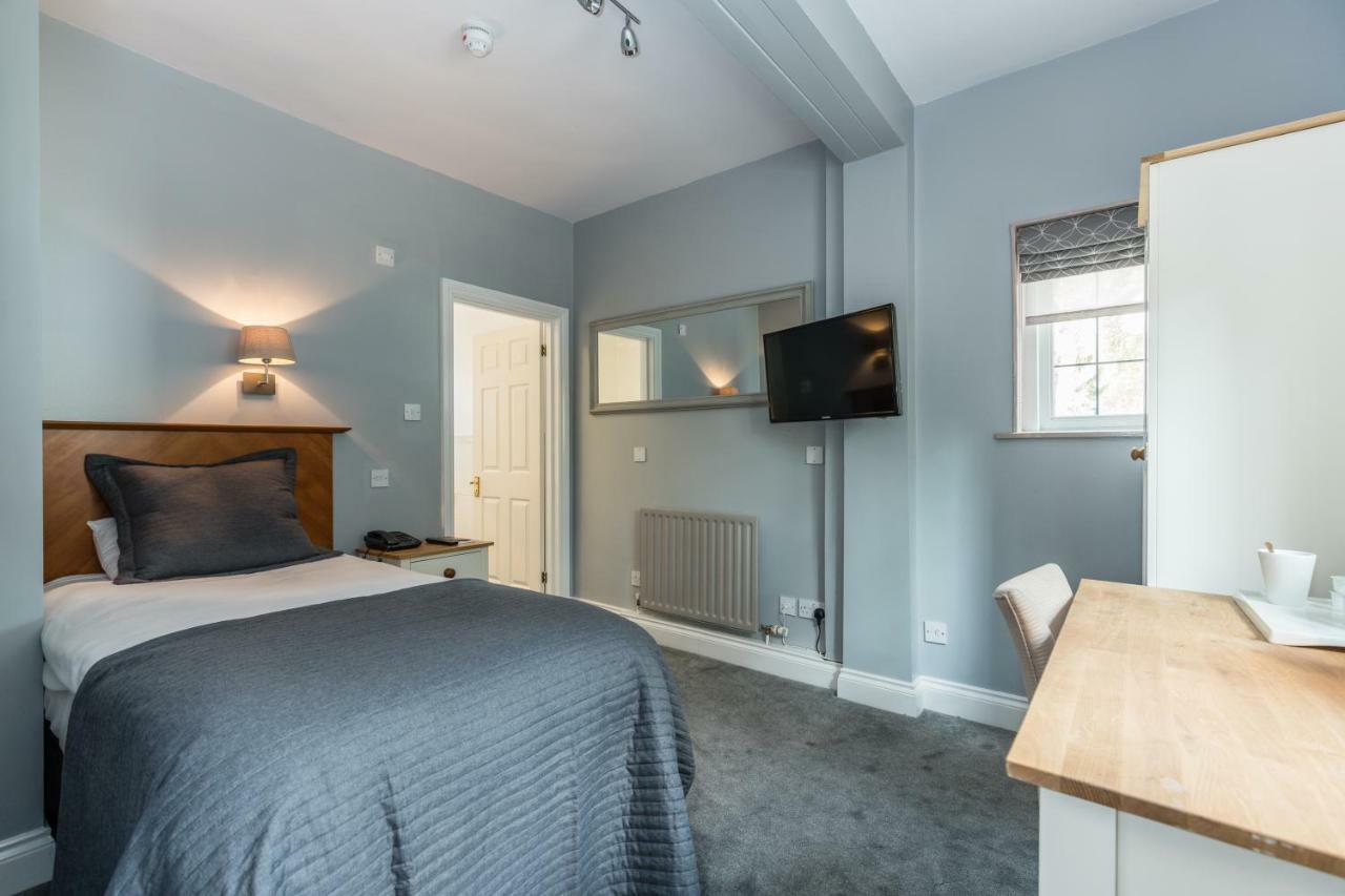 Gorse Hill Hotel Woking Esterno foto