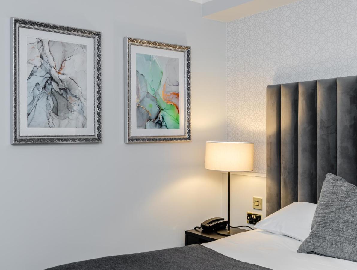 Gorse Hill Hotel Woking Esterno foto