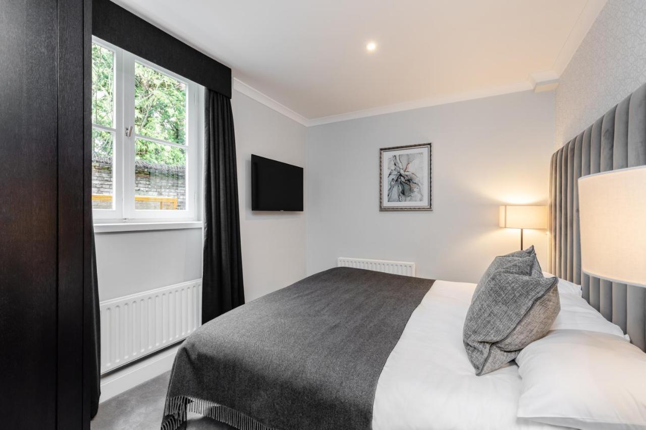 Gorse Hill Hotel Woking Esterno foto