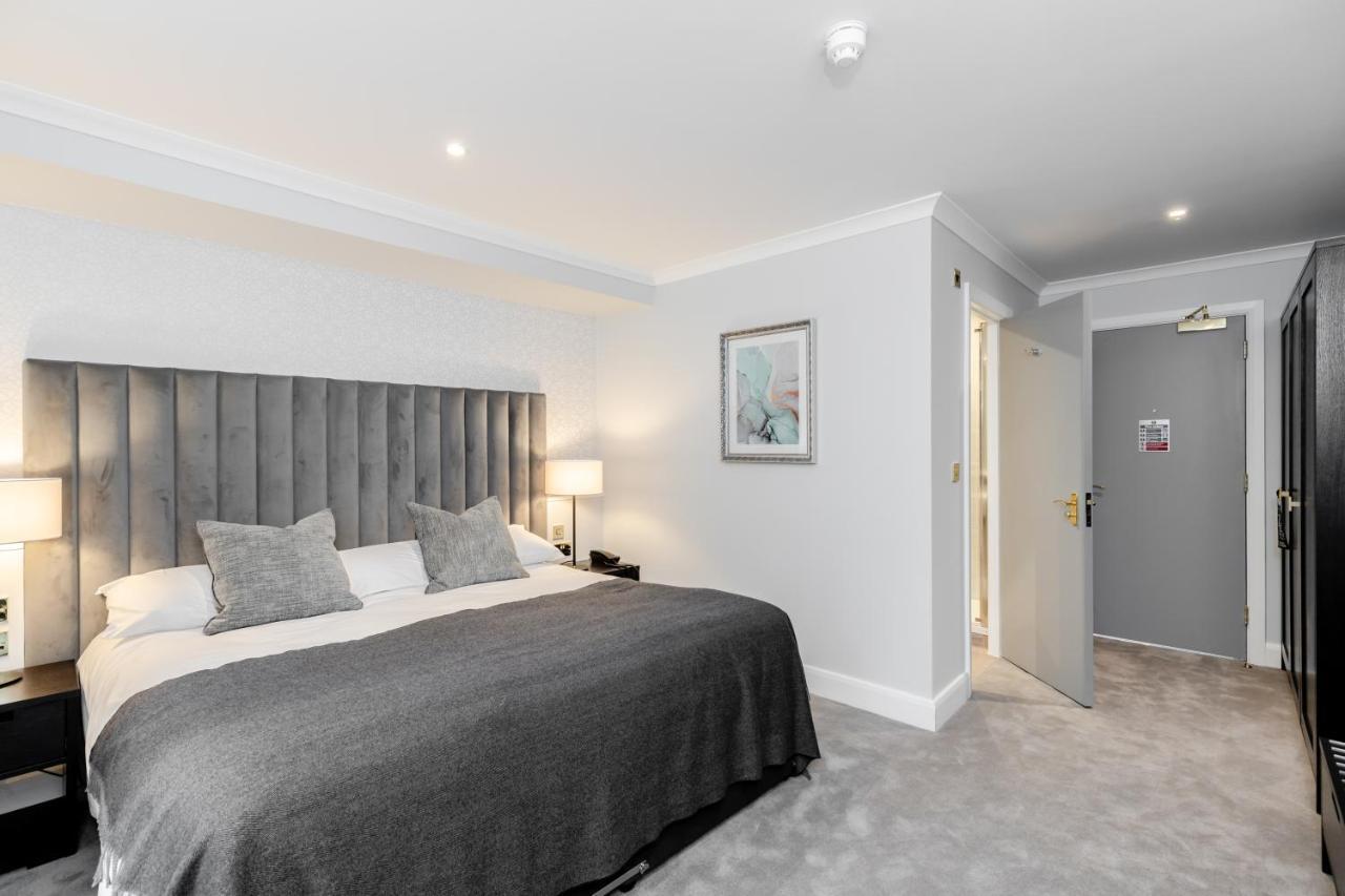 Gorse Hill Hotel Woking Esterno foto